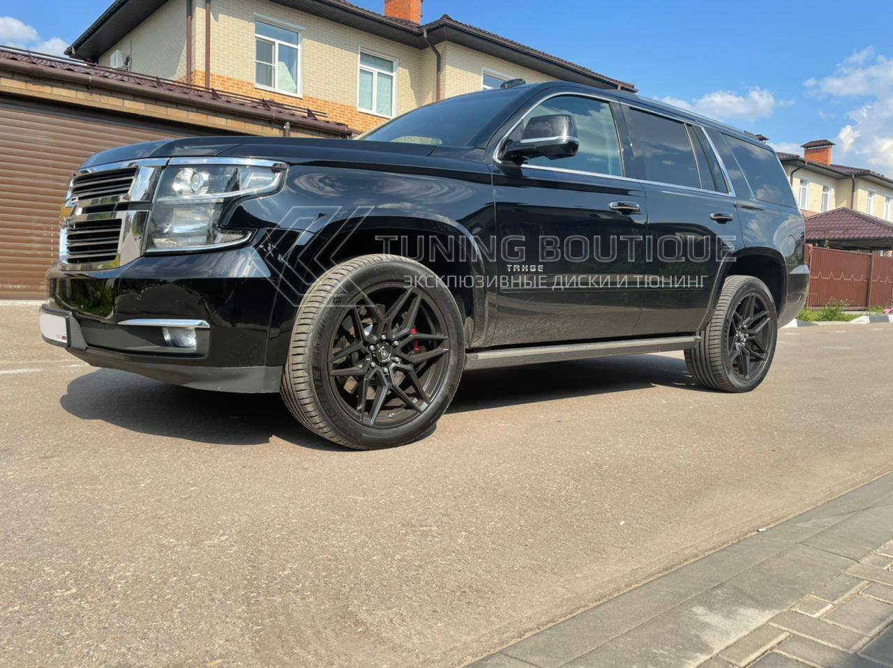 Chevrolet Tahoe на 22" дисках Rohana RFV2 фото 1